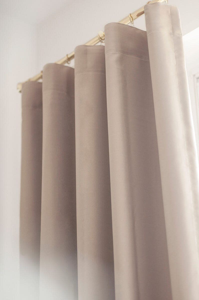 Dokie mørkleggende gardin, Hasta