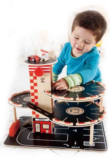 Hape Park and Go garasje i tre - med 2 lekebiler og helikopter