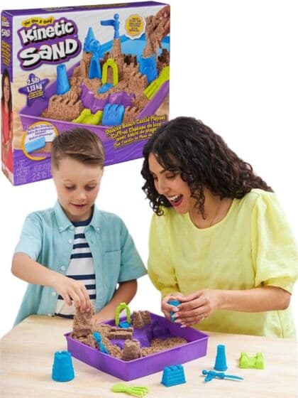 Kinetic Sand Strand sandslott lekesett med 1,13 kg sand og former