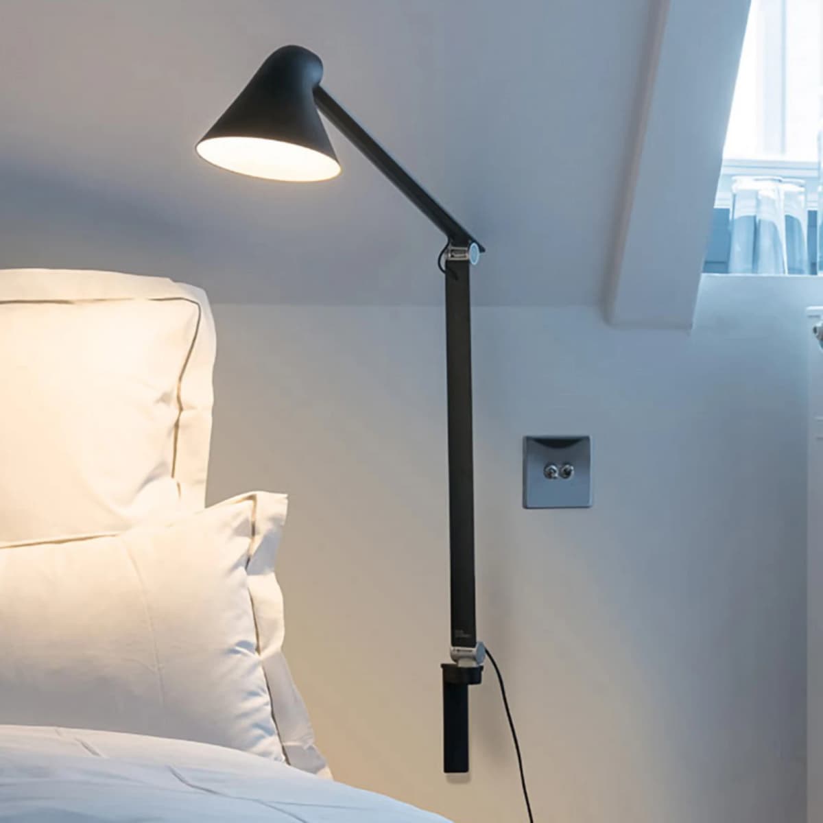 Louis Poulsen NJP LED-vegglampe, lang arm, svart